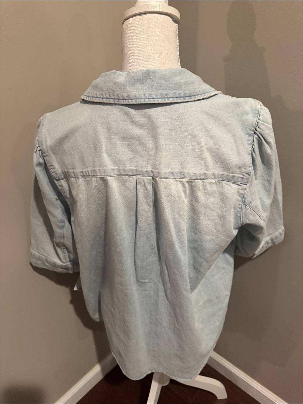 Democracy NWT Elbow Puff Sleeve Denim shirt in light wash - Picture 9 of 12